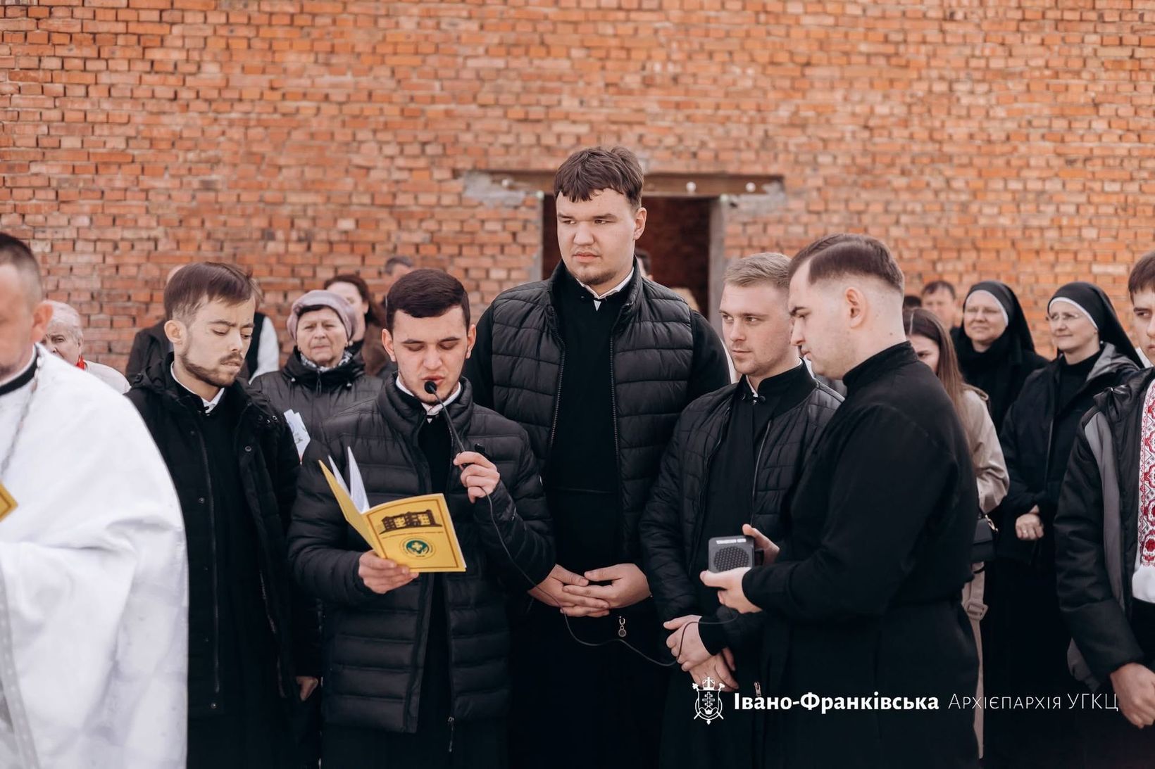 В Івано-Франківській архиєпархії освятили наріжний камінь майбутнього центру реабілітації та&nbsp;паліативної допомоги