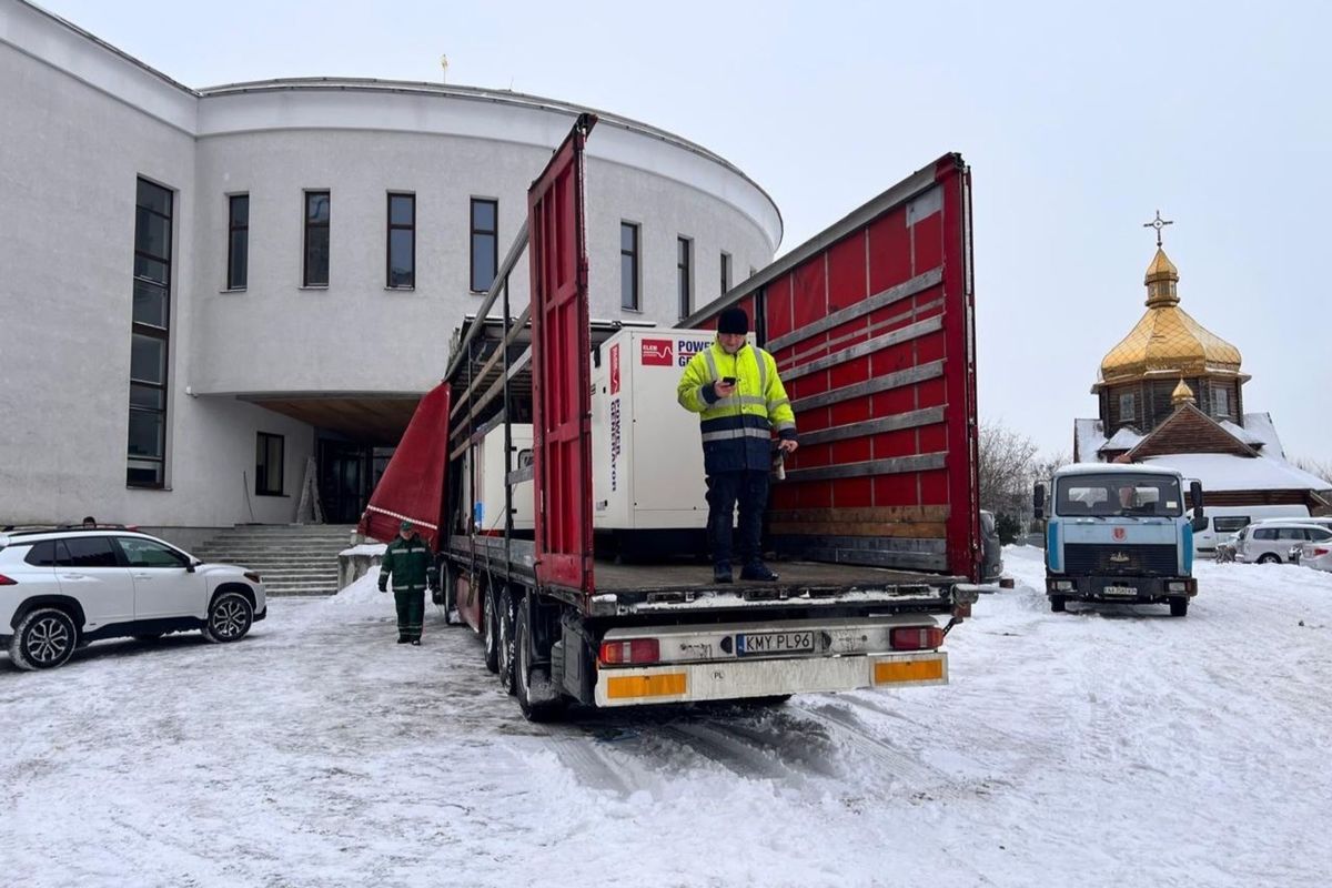 Подільський і Голосіївський райони Києва отримали від УГКЦ генератори, які передав кардинал Ґжеґож Рись