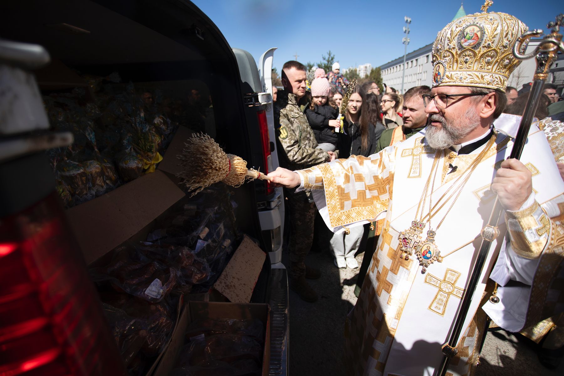 Блаженніший Святослав освятив паски та великодні страви для військових на передовій