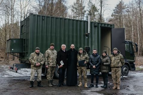 Парафія УГКЦ у Києві вдруге передала мобільний лазне-пральний комплекс для захисників