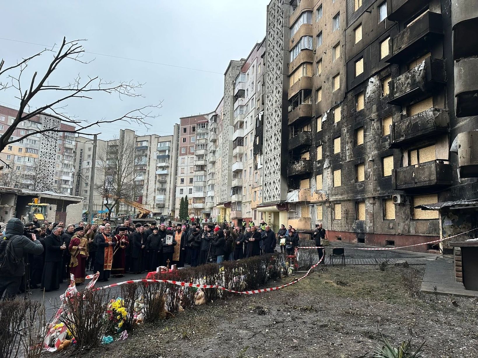 Глава УГКЦ з католицькими єпископами України на місці трагедії в Тернополі: «Ваш біль є болем усього тіла Христової Церкви» Глава УГКЦ з католицькими єпископами України на місці трагедії в Тернополі: «Ваш біль є болем усього тіла Христової Церкви»