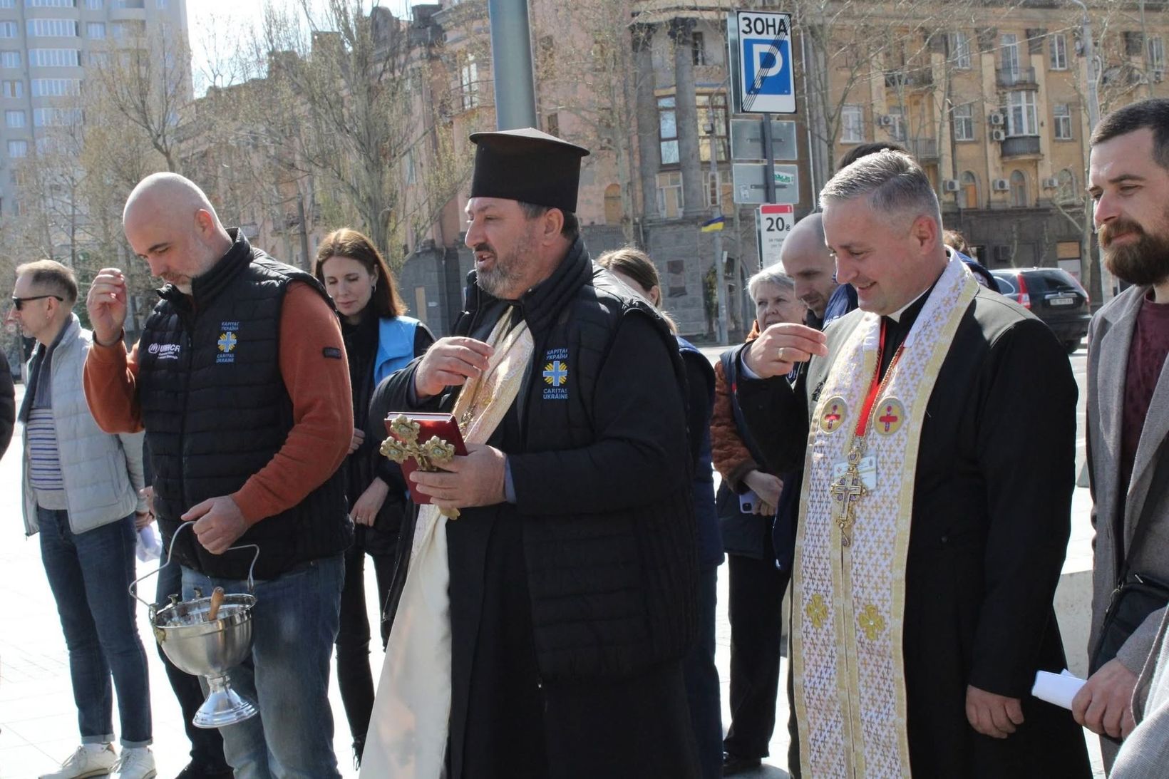 &laquo;Карітас Миколаїв&raquo; отримав спецавто для перевезення маломобільних людей, а&nbsp;лікарні&nbsp;&mdash; дві карети швидкої допомоги