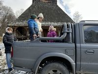 Парафія УГКЦ у Пирогові передала військовим пікап