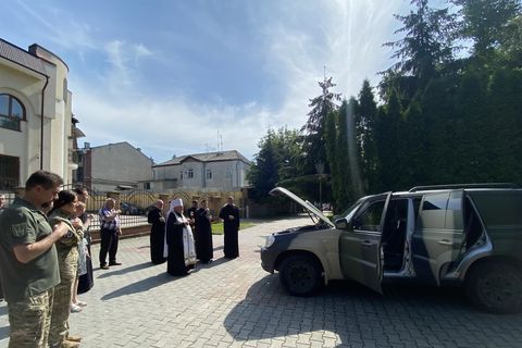 У Тернополі освятили та передали автомобіль на потреби військових
