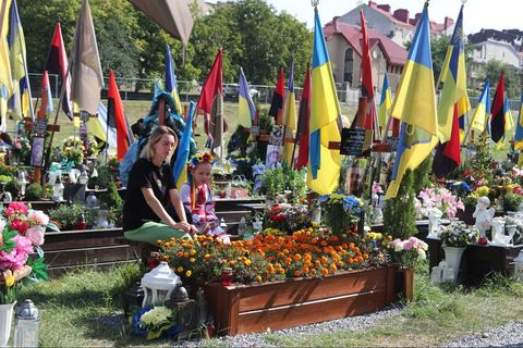 «Для родин загиблих героїв їхні могили — найспокійніше місце у світі», — владика Володимир Груца