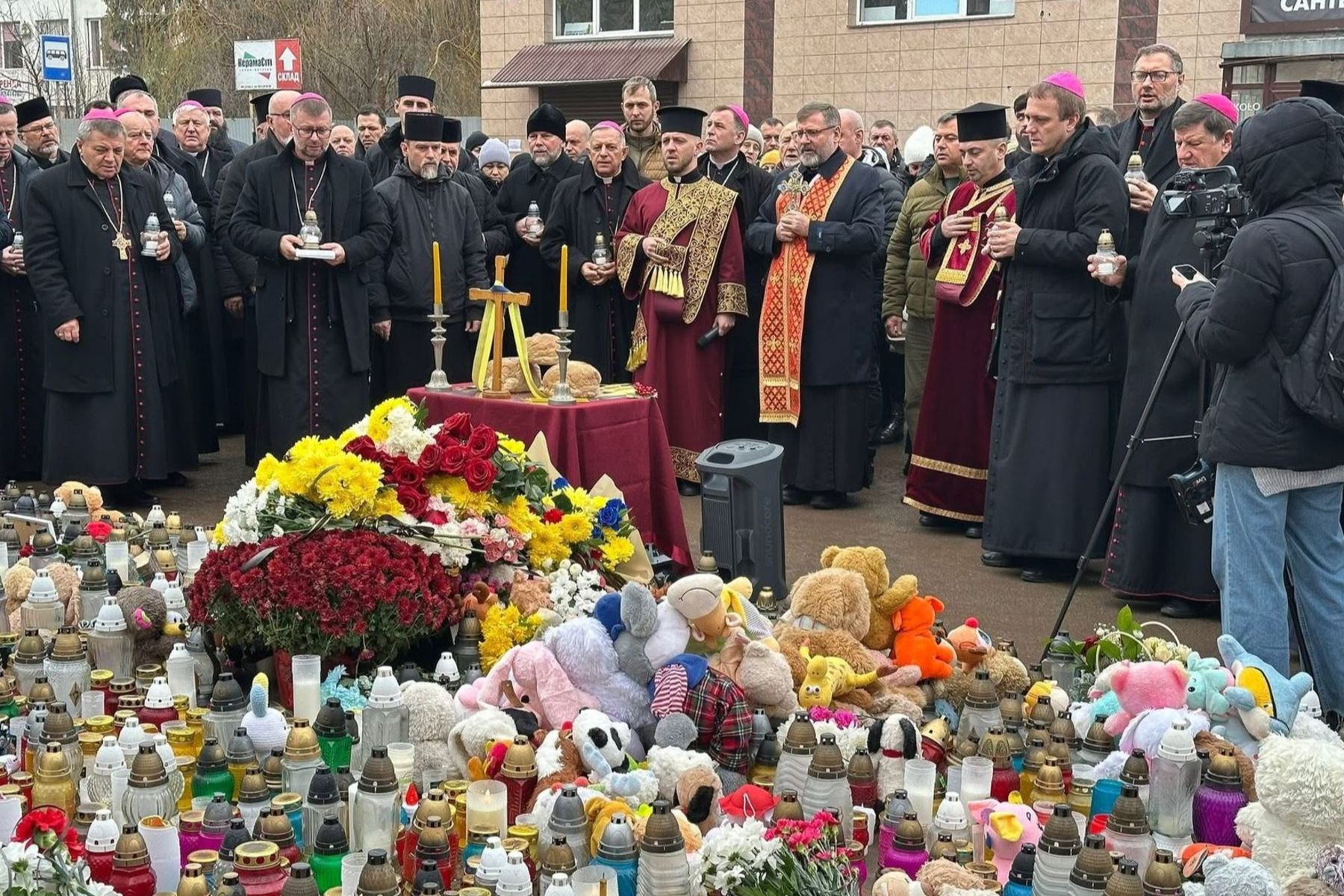 Глава УГКЦ з католицькими єпископами України на місці трагедії в Тернополі: «Ваш біль є болем усього тіла Христової Церкви»