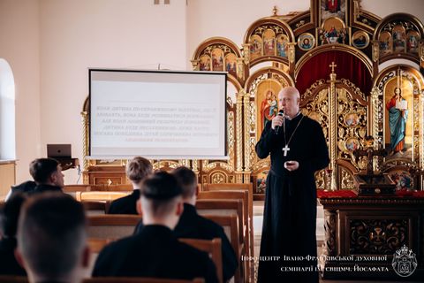 В Івано-Франківській духовній семінарії провели вишкіл про супровід душпастирства сімей у час війни