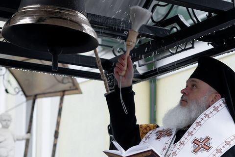 Дзвін, що зібрав громаду: у Радивилові на Волині освятили нову дзвіницю