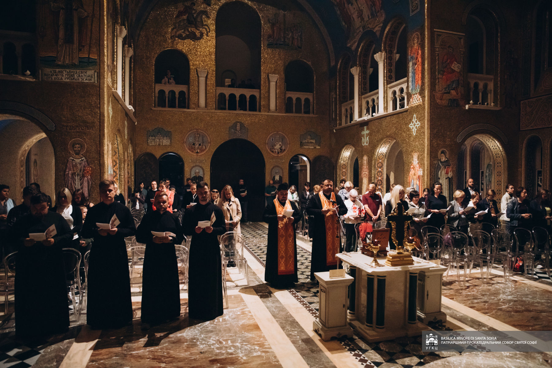 Хресна дорога під звуки війни: у прокатедрі Святої Софії в Римі молилися за Україну