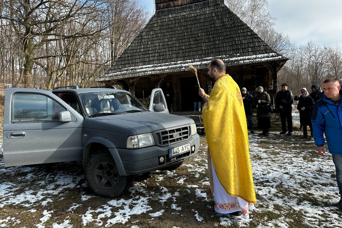 Парафія УГКЦ у Пирогові передала військовим пікап