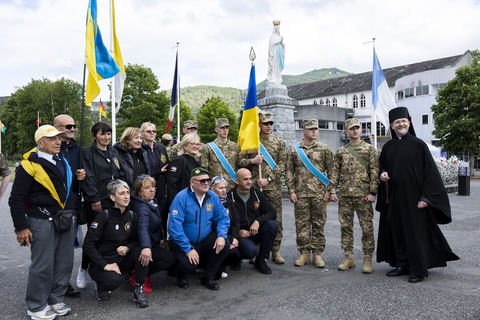 У Люрді освятили вервиці для захисників України