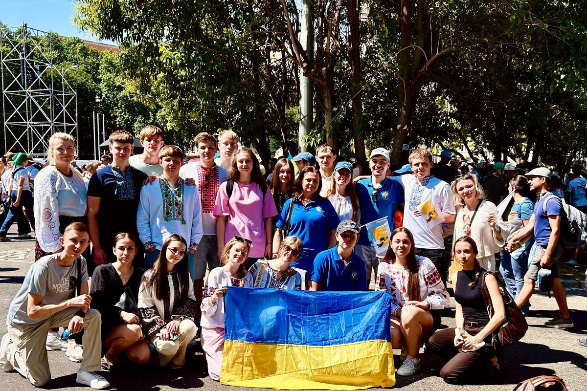 Українська молодь в Іспанії молилася разом із Папою Левом XIV у Мадриді